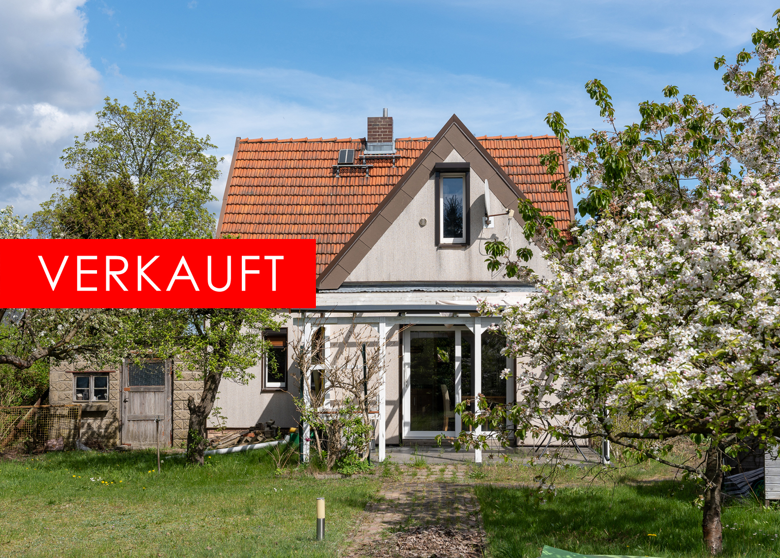 Kleines Haus mit Obstgarten